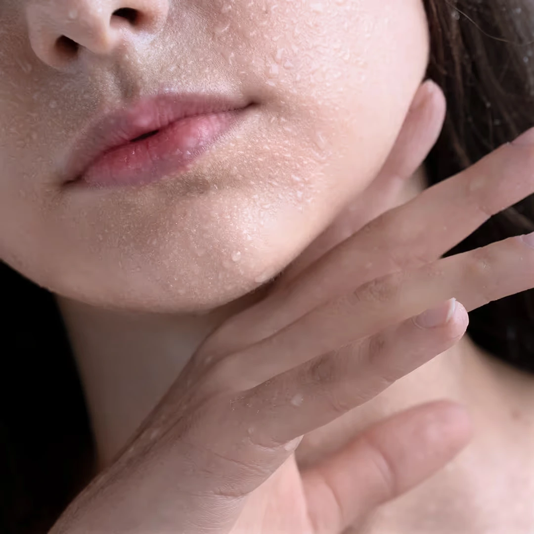 Pelle del viso idratata con goccioline d’acqua